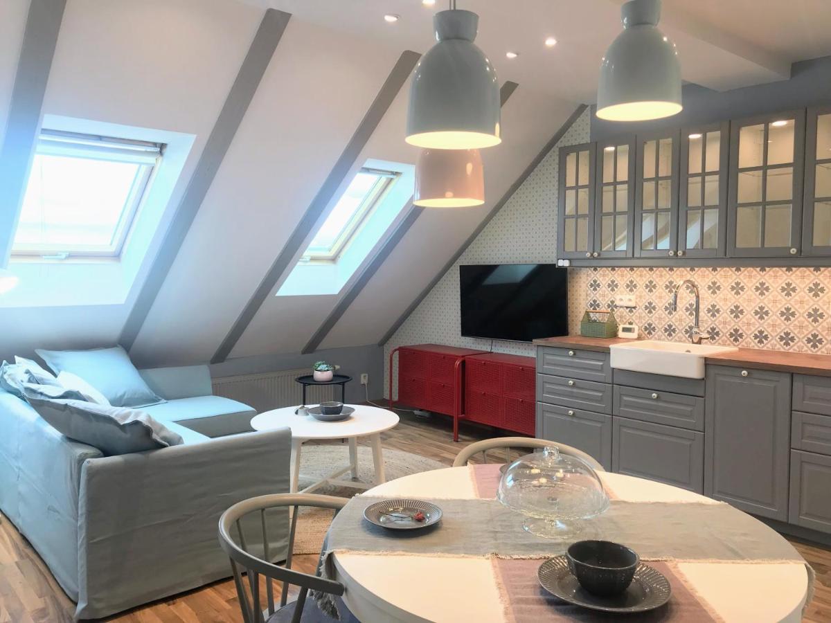 Attic Apartment On Waterfront / View / Netflix Prague Exterior photo